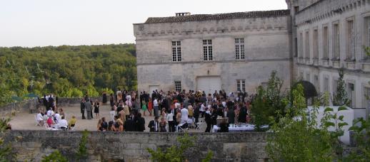 Cocktail dans la cour du château