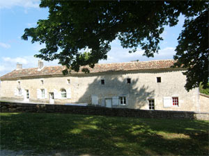 Facade Ouest gîte et chambres RougePeyre